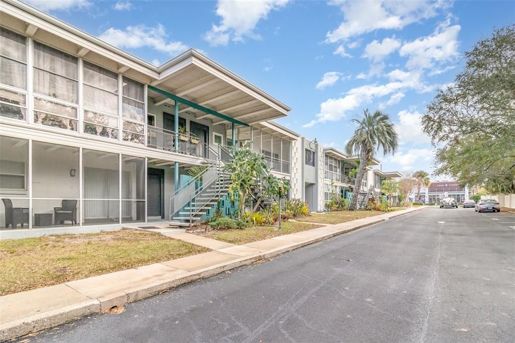 For Rent: $2,300 (2 beds, 1 baths, 710 Square Feet)