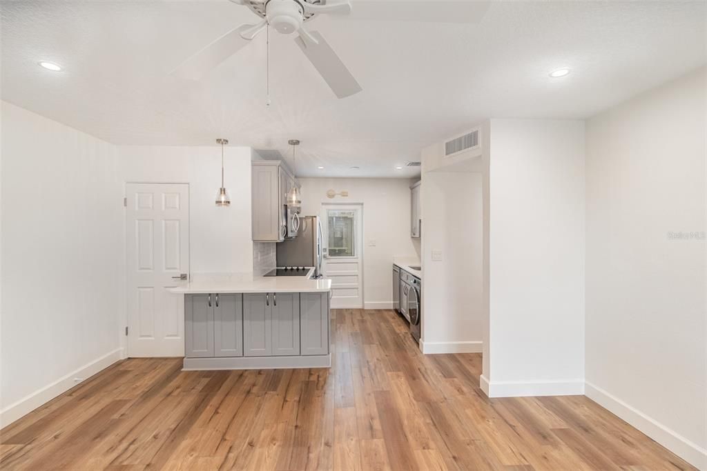 For Rent: $2,300 (2 beds, 1 baths, 710 Square Feet)
