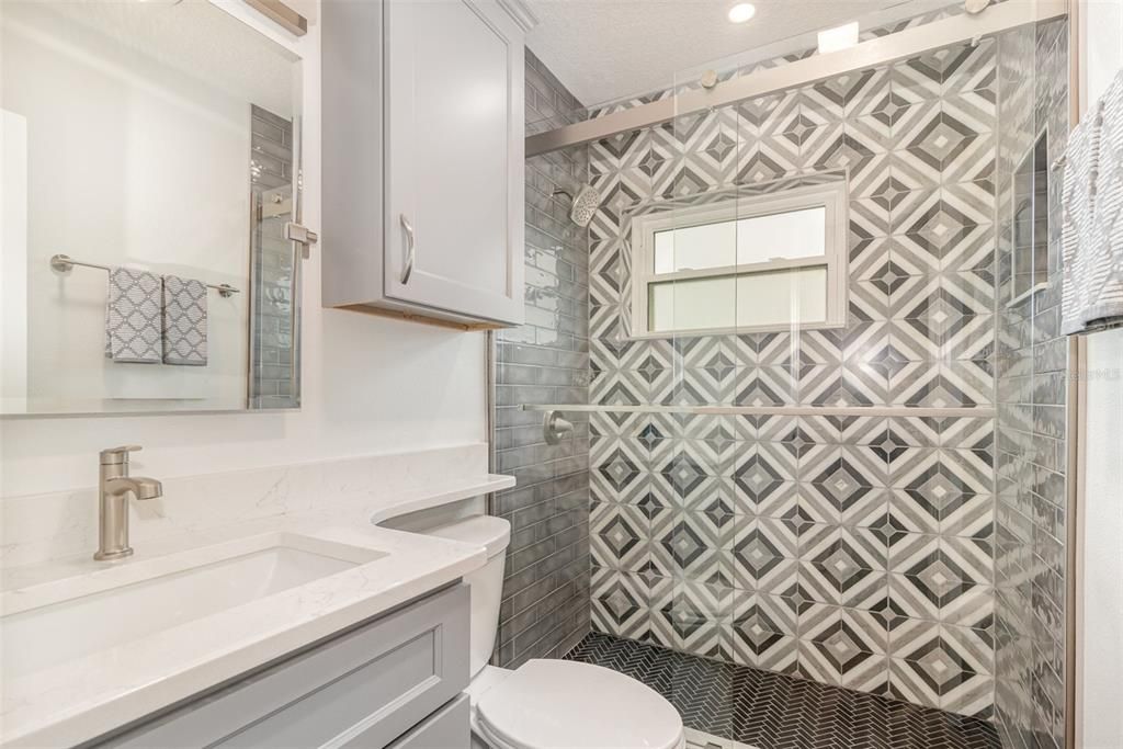 For Rent: $2,300 (2 beds, 1 baths, 710 Square Feet)
