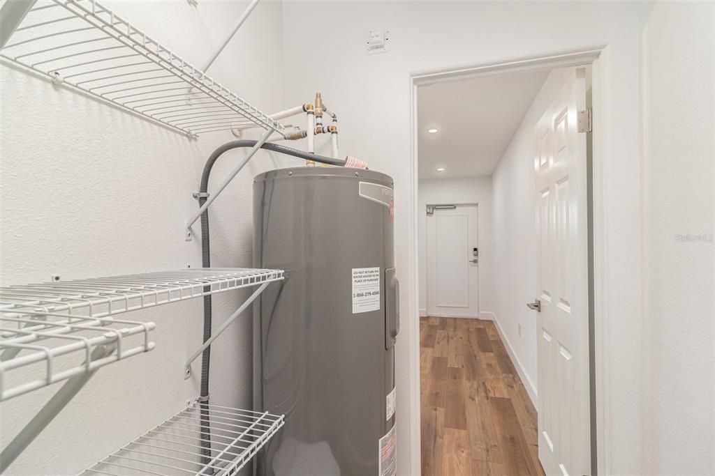 For Rent: $2,300 (2 beds, 1 baths, 710 Square Feet)