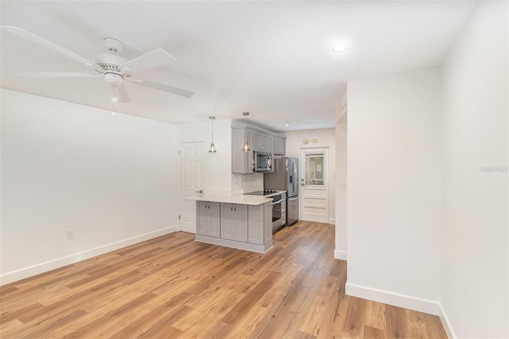For Rent: $2,300 (2 beds, 1 baths, 710 Square Feet)