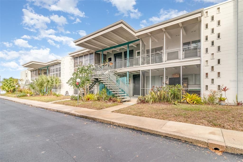 For Rent: $2,300 (2 beds, 1 baths, 710 Square Feet)