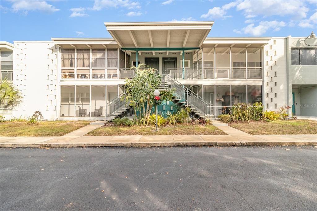 For Rent: $2,300 (2 beds, 1 baths, 710 Square Feet)