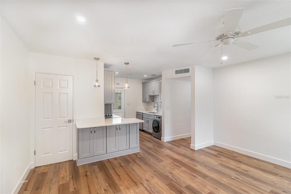 For Rent: $2,300 (2 beds, 1 baths, 710 Square Feet)
