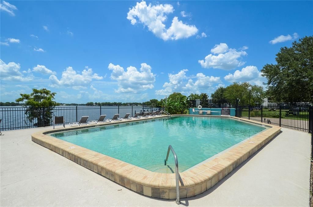 For Rent: $2,300 (2 beds, 1 baths, 710 Square Feet)