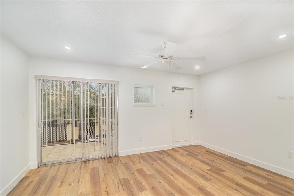 For Rent: $2,300 (2 beds, 1 baths, 710 Square Feet)