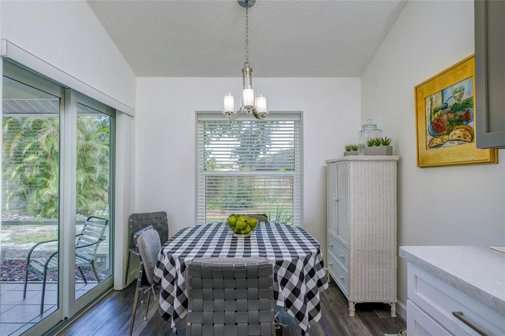 Под контрактом: $389,000 (3 спален, 2 ванн, 1551 Квадратных фут)
