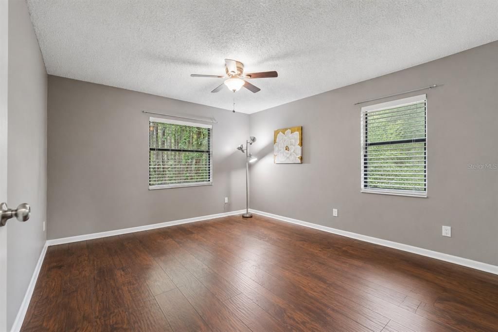 Activo con contrato: $605,000 (4 camas, 2 baños, 2300 Pies cuadrados)