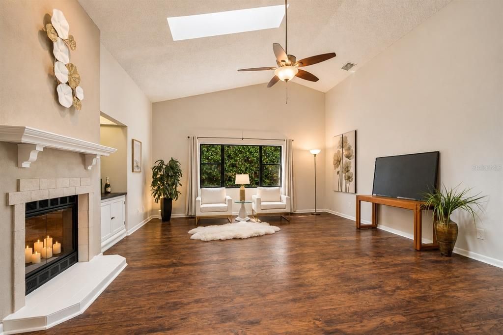Activo con contrato: $605,000 (4 camas, 2 baños, 2300 Pies cuadrados)