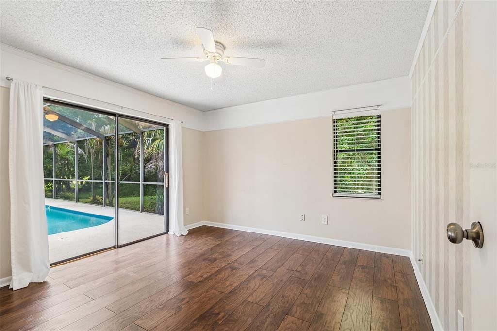 Activo con contrato: $605,000 (4 camas, 2 baños, 2300 Pies cuadrados)