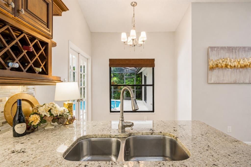 Activo con contrato: $605,000 (4 camas, 2 baños, 2300 Pies cuadrados)
