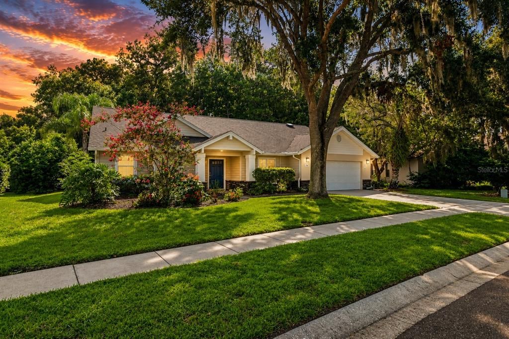 Activo con contrato: $605,000 (4 camas, 2 baños, 2300 Pies cuadrados)