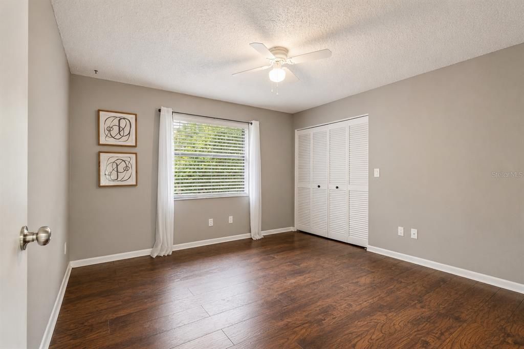 Activo con contrato: $605,000 (4 camas, 2 baños, 2300 Pies cuadrados)