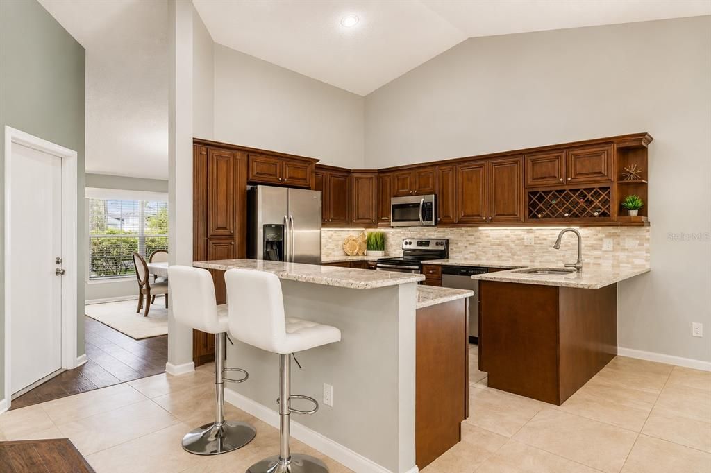 Activo con contrato: $605,000 (4 camas, 2 baños, 2300 Pies cuadrados)