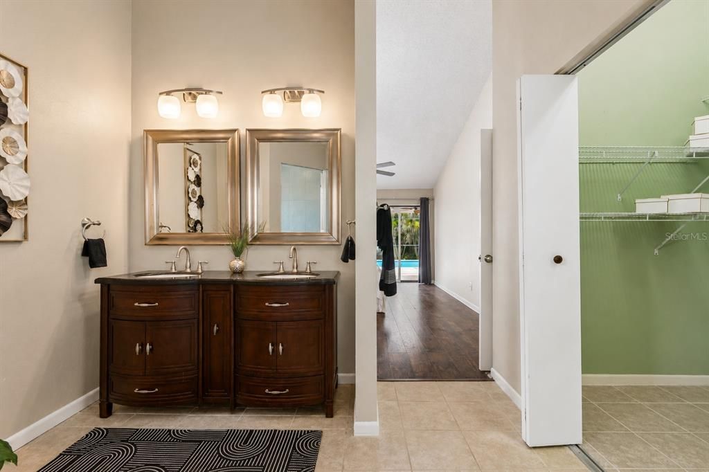 Activo con contrato: $605,000 (4 camas, 2 baños, 2300 Pies cuadrados)