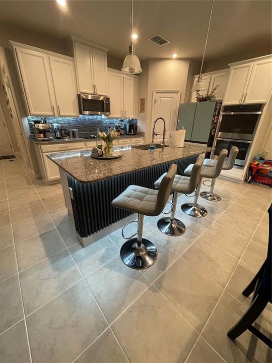 For Sale: $548,000 (5 beds, 3 baths, 2370 Square Feet)