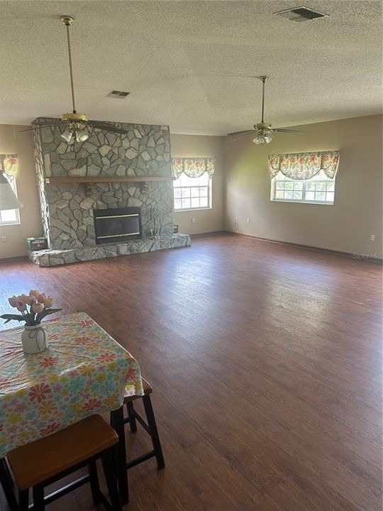 待售: $650,000 (3 贝兹, 2 浴室, 2192 平方英尺)