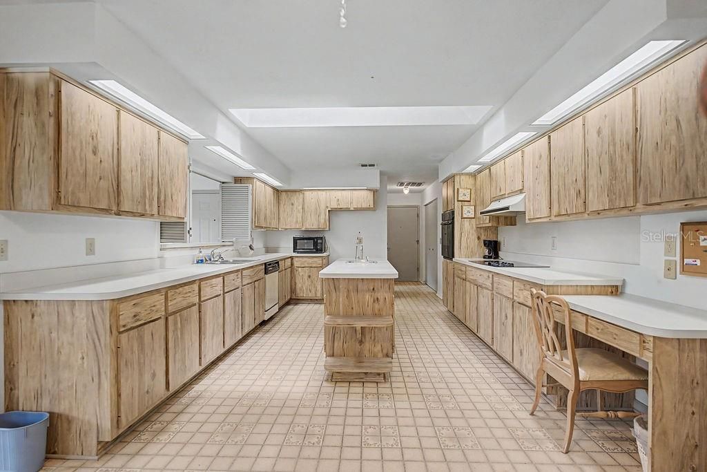 На продажу: $395,100 (2 спален, 2 ванн, 1816 Квадратных фут)