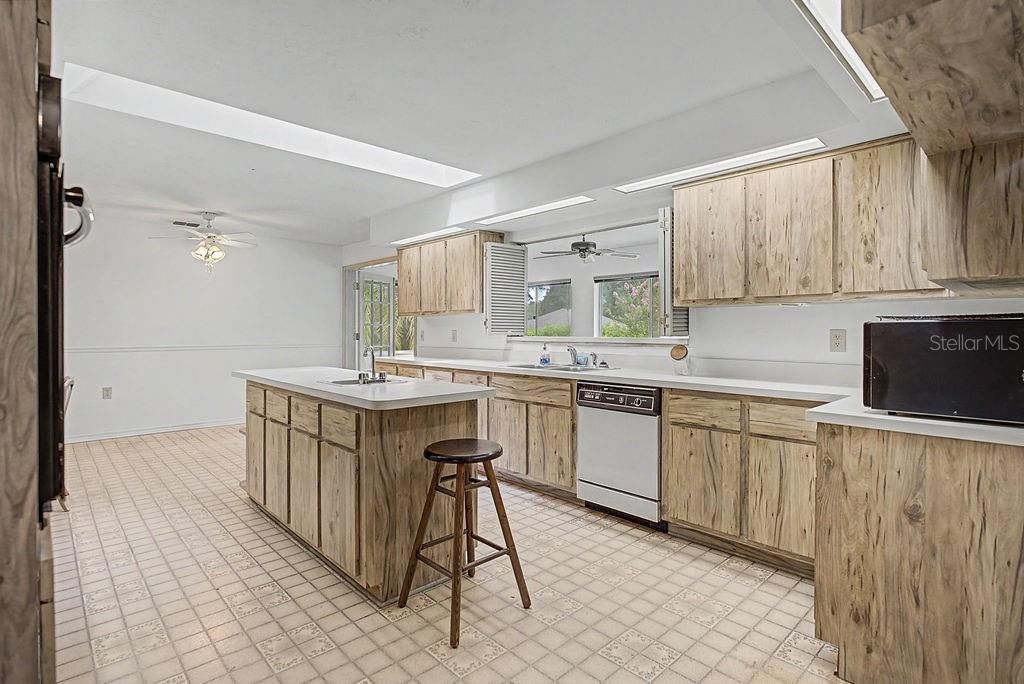 На продажу: $395,100 (2 спален, 2 ванн, 1816 Квадратных фут)
