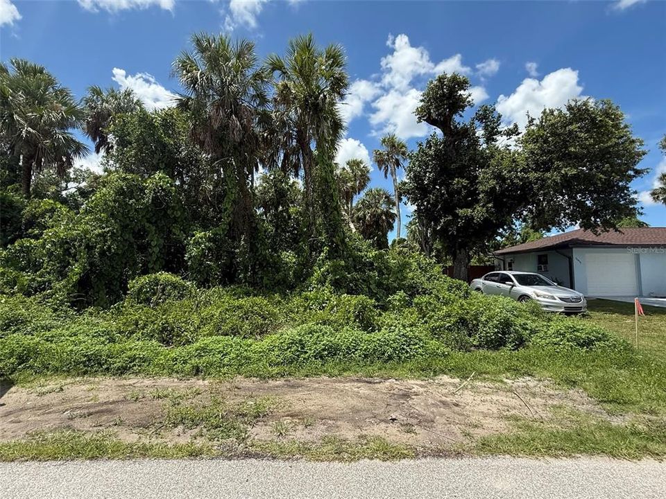 На продажу: $24,900 (0.23 acres)