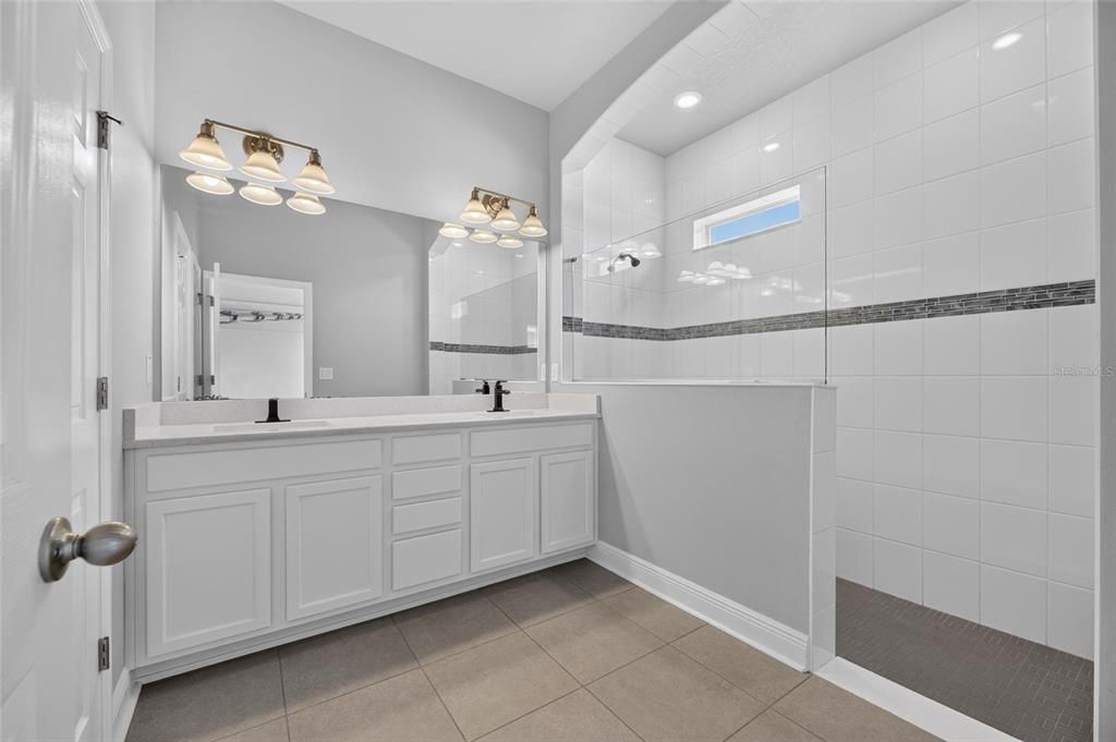 En Venta: $749,000 (4 camas, 3 baños, 2504 Pies cuadrados)