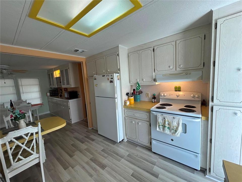 For Sale: $139,000 (2 beds, 2 baths, 1056 Square Feet)