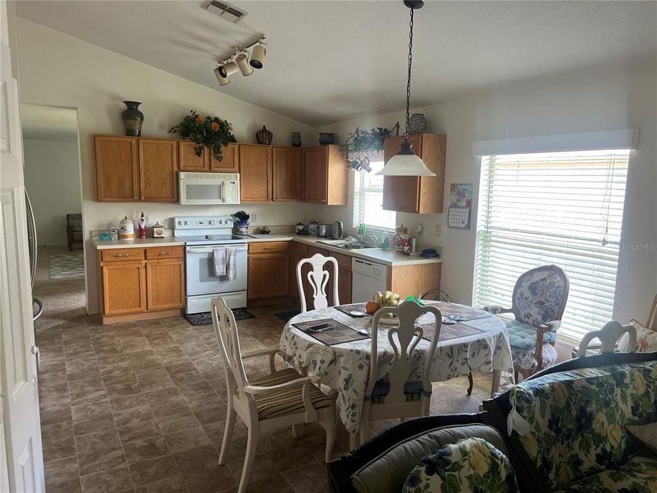 En Venta: $489,990 (4 camas, 2 baños, 2199 Pies cuadrados)