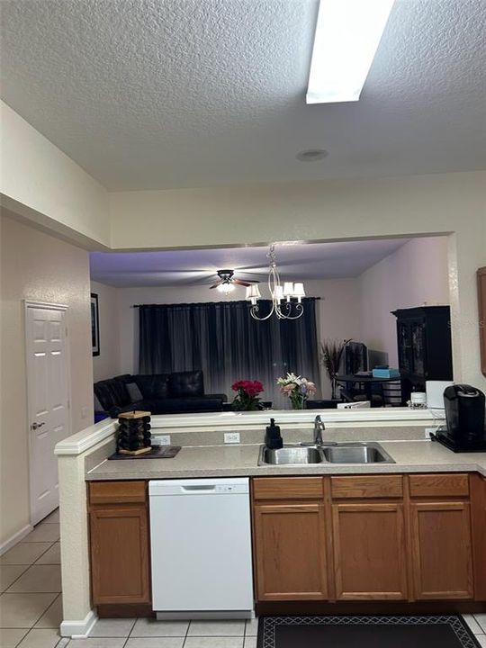 For Rent: $2,100 (3 beds, 2 baths, 1687 Square Feet)