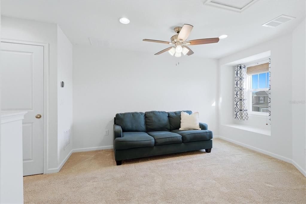 For Sale: $399,000 (3 beds, 3 baths, 1728 Square Feet)