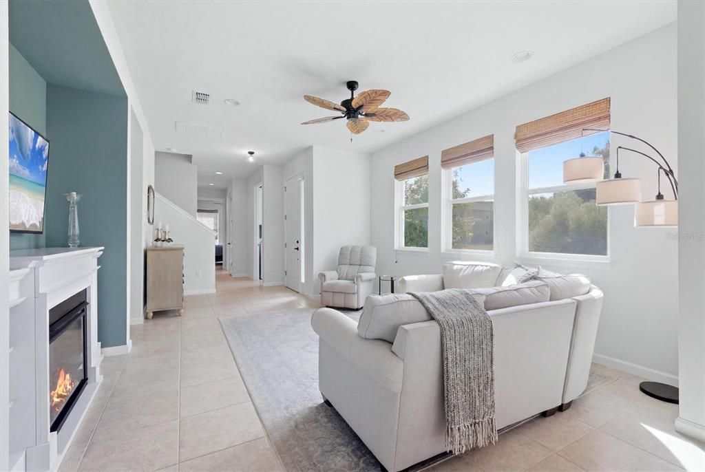 For Sale: $399,000 (3 beds, 3 baths, 1728 Square Feet)