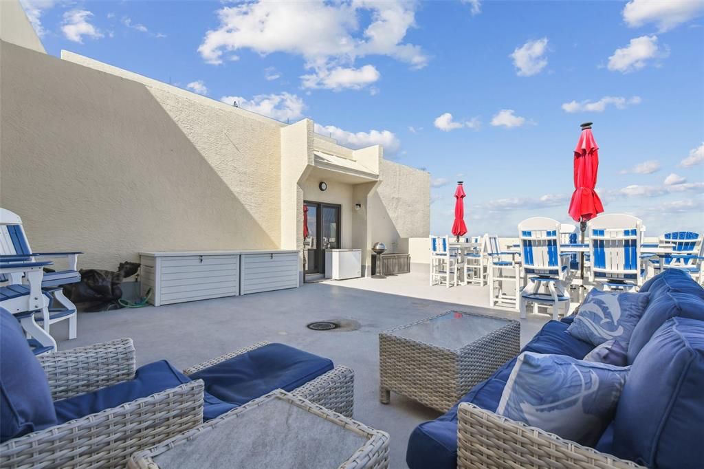 Active With Contract: $368,900 (1 beds, 1 baths, 733 Square Feet)