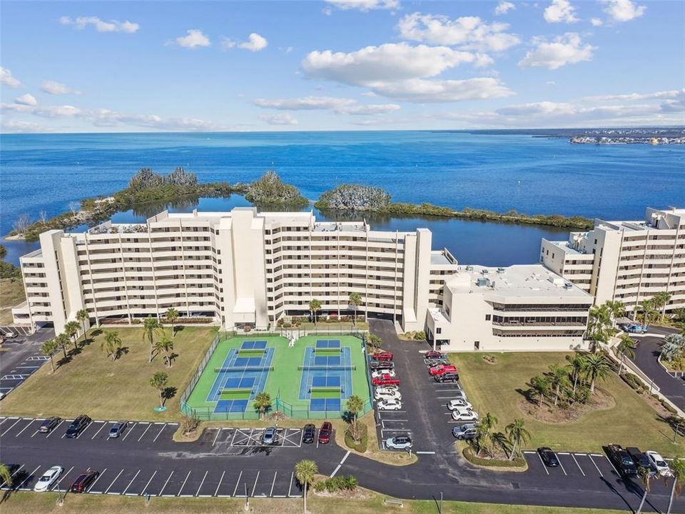 Active With Contract: $368,900 (1 beds, 1 baths, 733 Square Feet)
