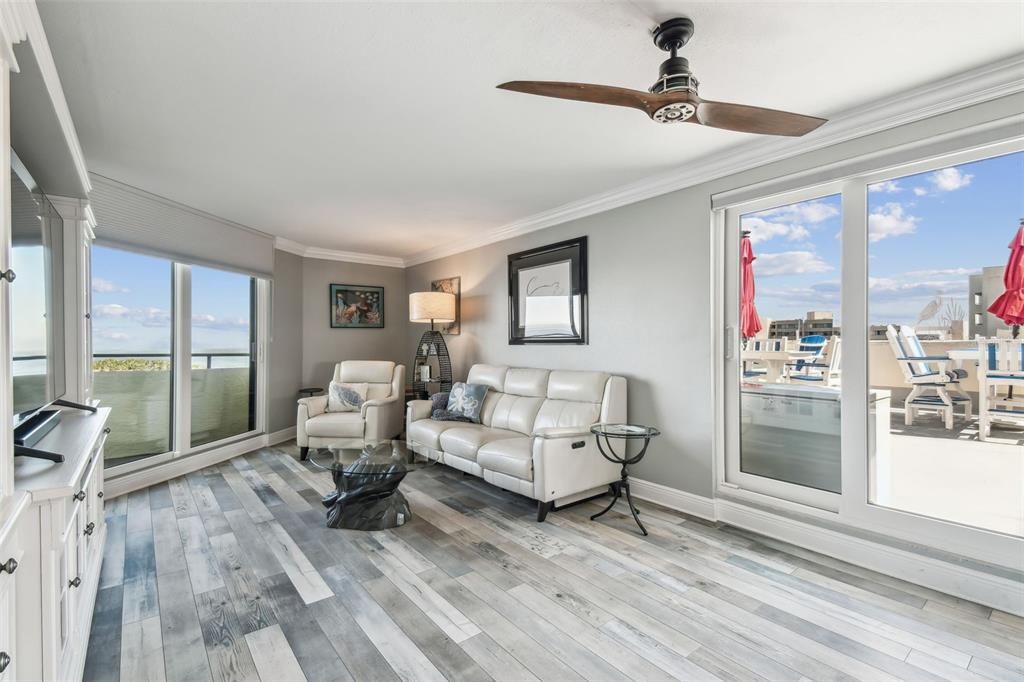 Active With Contract: $368,900 (1 beds, 1 baths, 733 Square Feet)