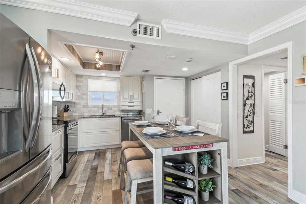 Active With Contract: $368,900 (1 beds, 1 baths, 733 Square Feet)