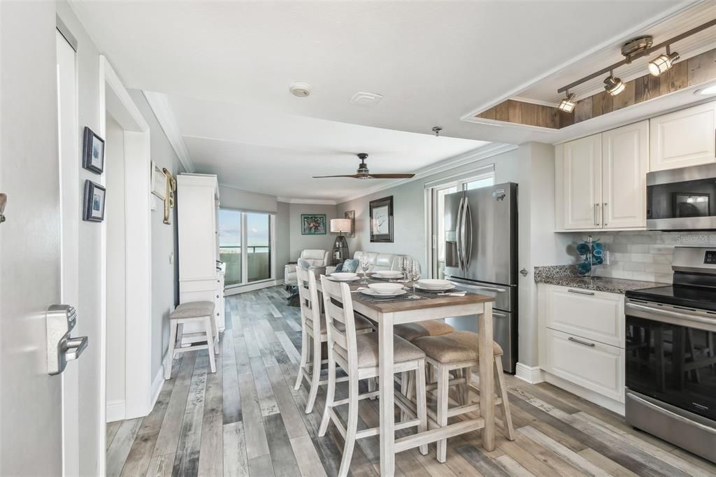 Active With Contract: $368,900 (1 beds, 1 baths, 733 Square Feet)