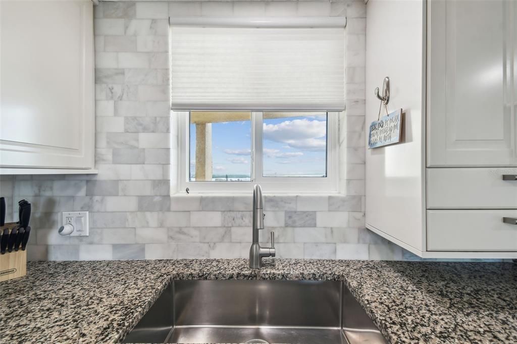 Active With Contract: $368,900 (1 beds, 1 baths, 733 Square Feet)