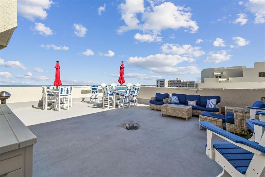 Active With Contract: $368,900 (1 beds, 1 baths, 733 Square Feet)