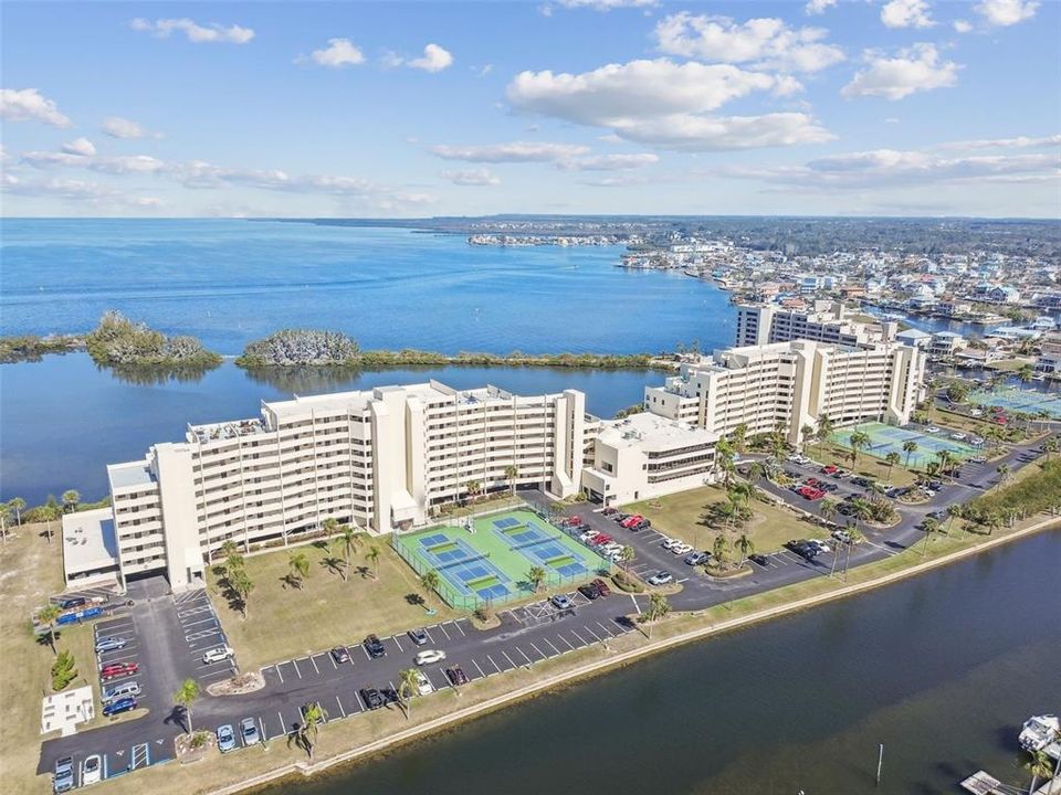 Active With Contract: $368,900 (1 beds, 1 baths, 733 Square Feet)