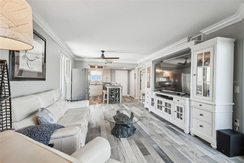 Active With Contract: $368,900 (1 beds, 1 baths, 733 Square Feet)
