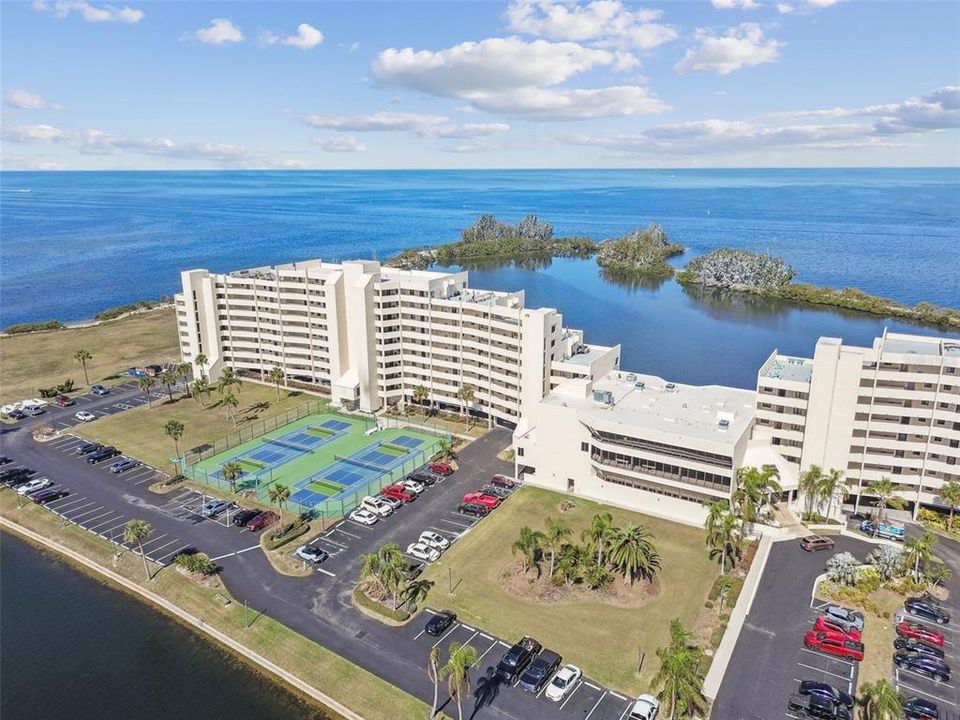 Active With Contract: $368,900 (1 beds, 1 baths, 733 Square Feet)