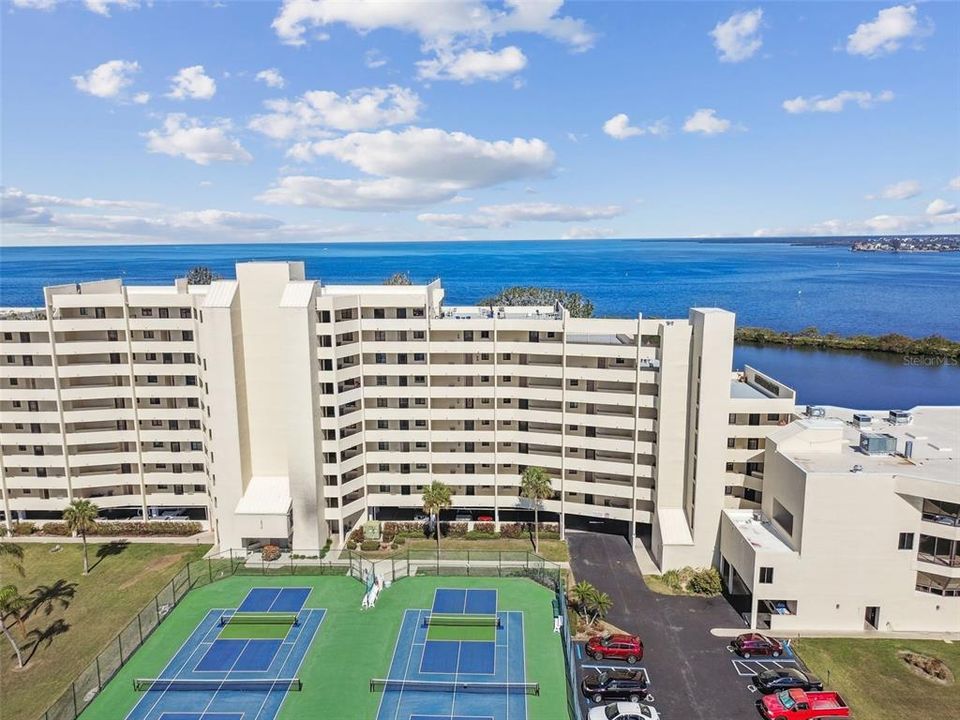 Active With Contract: $368,900 (1 beds, 1 baths, 733 Square Feet)