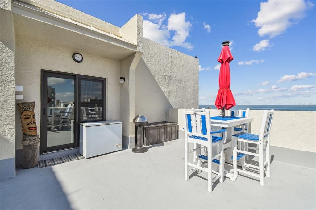 Active With Contract: $368,900 (1 beds, 1 baths, 733 Square Feet)
