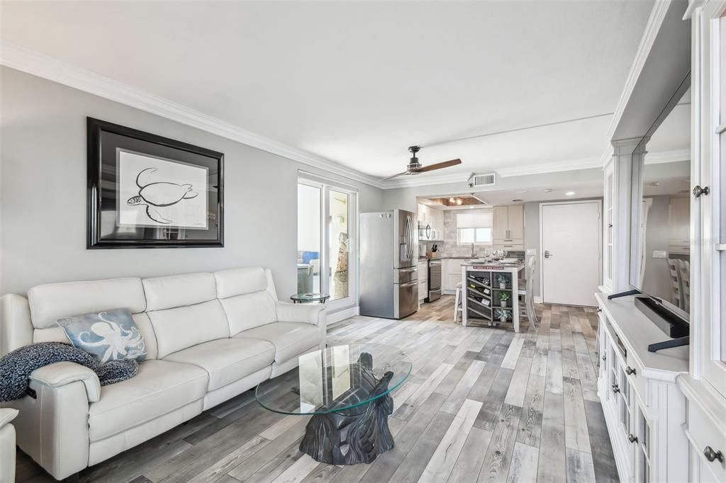 Active With Contract: $368,900 (1 beds, 1 baths, 733 Square Feet)