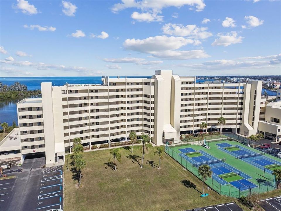 Active With Contract: $368,900 (1 beds, 1 baths, 733 Square Feet)