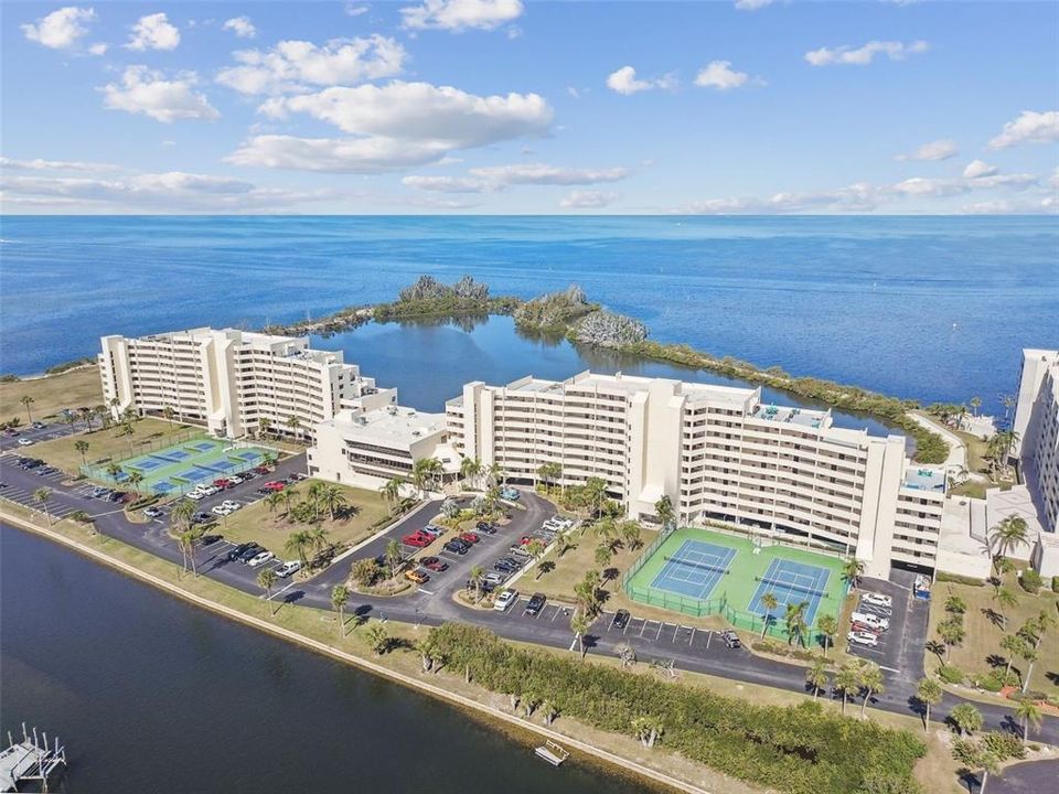 Active With Contract: $368,900 (1 beds, 1 baths, 733 Square Feet)