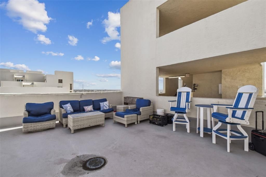 Active With Contract: $368,900 (1 beds, 1 baths, 733 Square Feet)