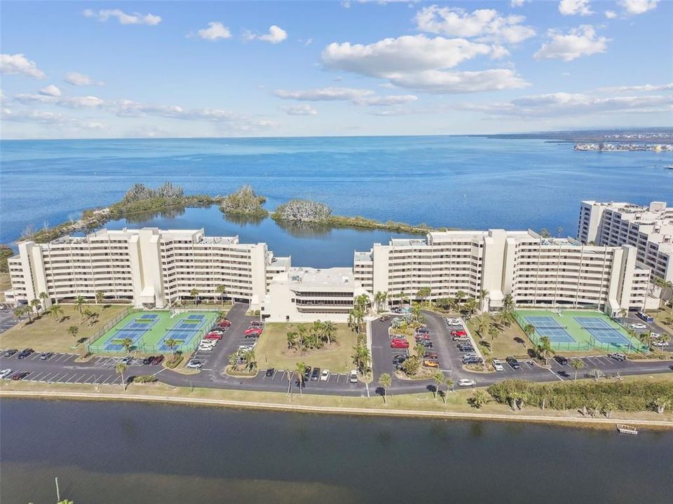 Active With Contract: $368,900 (1 beds, 1 baths, 733 Square Feet)
