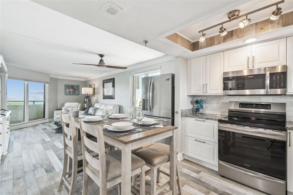 Active With Contract: $368,900 (1 beds, 1 baths, 733 Square Feet)
