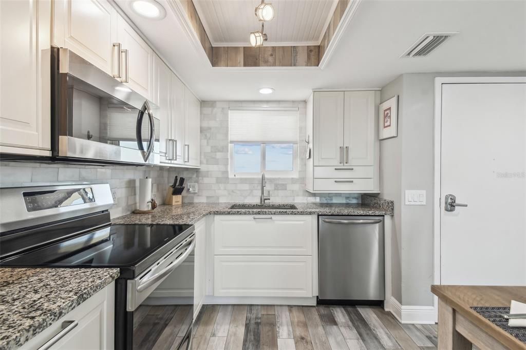 Active With Contract: $368,900 (1 beds, 1 baths, 733 Square Feet)