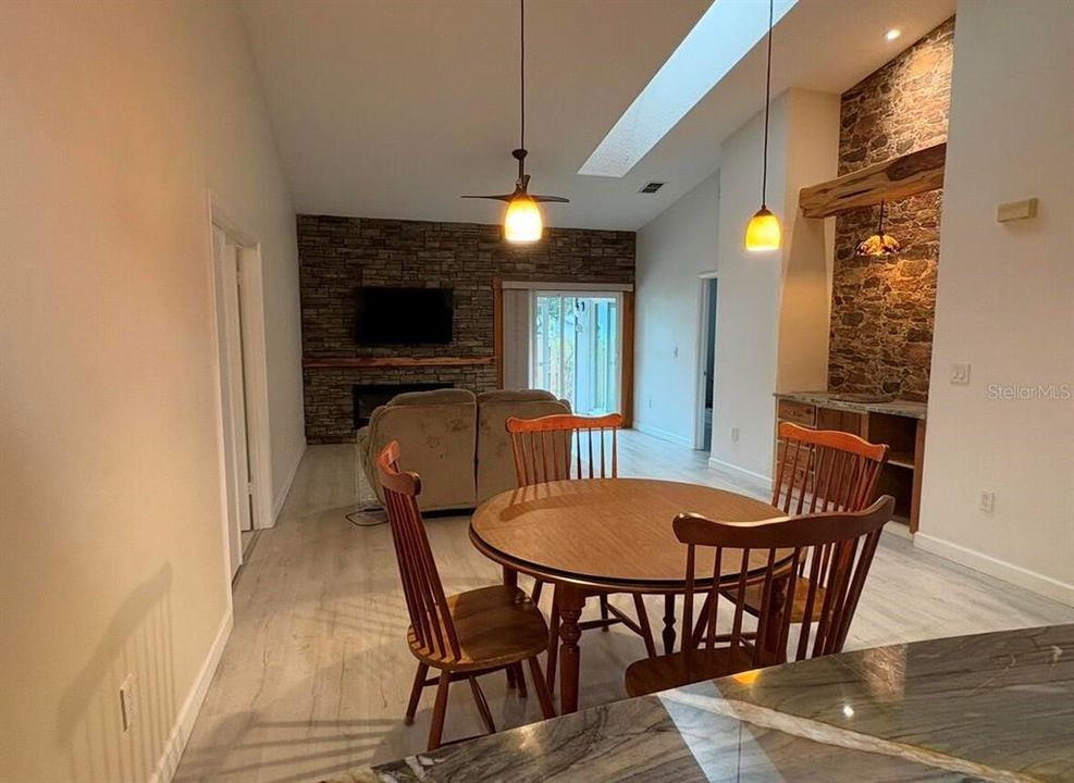 En Venta: $285,000 (3 camas, 2 baños, 1350 Pies cuadrados)